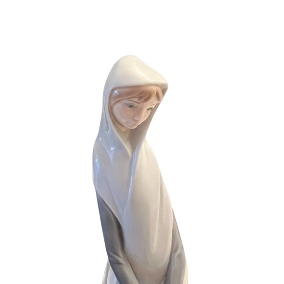 Lladro - Retired Girl with Basket, Dated 1977 - Picture 3 of 8